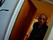 Video șocant: Un polițist care a intervenit după un apel la 112 este bătut de un bătrân pe scara blocului