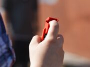 Un elev și-a rănit două colege după ce a dat cu spray lacrimogen pe holul unei școli din Chitila. Directorul a chemat Poliția