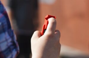 Un elev și-a rănit două colege după ce a dat cu spray lacrimogen pe holul unei școli din Chitila. Directorul a chemat Poliția