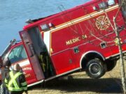 O femeie a sfârșit tragic după ce a furat ambulanța spitalului în care era internată. Pacienta a murit după ce a căzut în râu