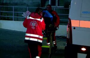 O femeie din Iași, în stare gravă după ce a fost înjunghiată de soț. Fugise de acasă de frica bărbatului