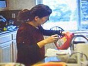 Surpriză neplăcută pentru un bărbat care a instalat o cameră ascunsă în bucătărie și a văzut ce-i punea soția în mâncare