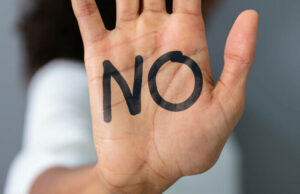 O fată din Craiova susține că a fost agresată sexual de un controlor în tren: “M-a pupat pe gură, m-a lins pe faţă”