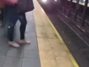 Un bărbat a fost salvat în ultimul moment după ce a căzut pe șine la metrou.