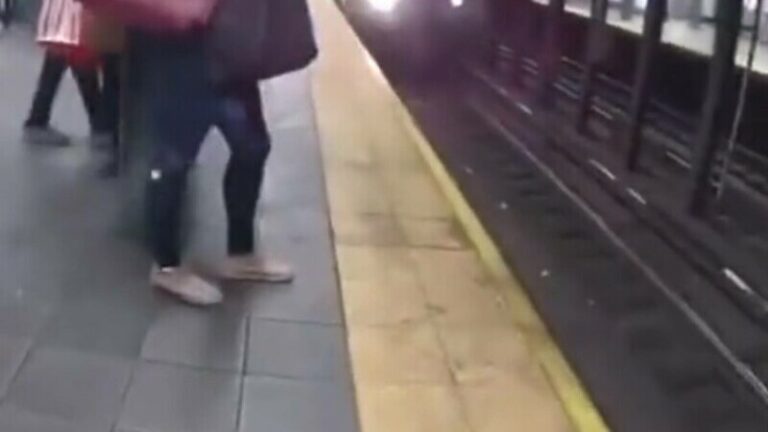 Un bărbat a fost salvat în ultimul moment după ce a căzut pe șine la metrou.