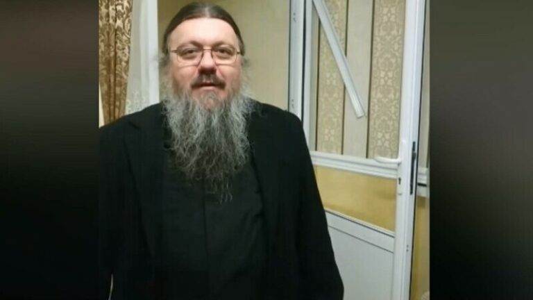 Un preot din Cernăuți a fost găsit în chilia sa cu un băiat de 17 ani, în lenjerie intimă
