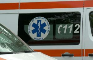 A murit fetița de două luni care a fost înțepată cu o foarfecă în cap de sora ei de un an