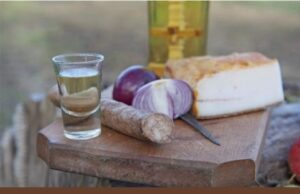 Medicii recunosc faptul că 50 ml ţuică sau palincă cu slănina şi ceapă întrec orice medicament. Iata ce afectiuni trateaza⤵️⤵️⤵️