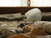 Greșeala majoră pe care o comit toți românii care își fac patul dimineața. Atenție mare! –->