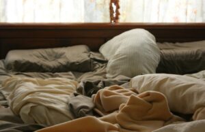 Greșeala majoră pe care o comit toți românii care își fac patul dimineața. Atenție mare! –->