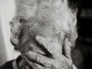 Un fiu a dus-o pe mama sa intr-un azil, unde îi făcea vizite din când în când. Într-o zi a fost chemat că mama nu se simțea bine. Atunci fiul, cu lacrimi în ochi, a întrebat-o ce ar putea face pentru ea, iar mama i-a răspuns asta: –->