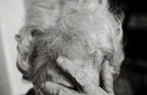 Un fiu a dus-o pe mama sa intr-un azil, unde îi făcea vizite din când în când. Într-o zi a fost chemat că mama nu se simțea bine. Atunci fiul, cu lacrimi în ochi, a întrebat-o ce ar putea face pentru ea, iar mama i-a răspuns asta: –->