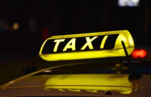 Cât a plătit o femeie pentru o cursă cu taxi, după ce a născut pe bancheta din spate a mașinii: ”Înțeleg că am făcut mizerie”