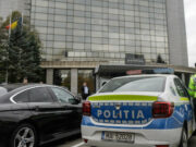 Militar francez găsit mort într-un hotel din București, înjunghiat cu o foarfecă în gât. Anchetatorii nu exclud o crimă