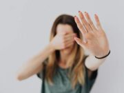 Cum a ajuns o femeie din Vaslui să fie batjocorită de vecina sa cu un cârnat. Victima ar fi fost amanta soțului în urmă cu cinci ani