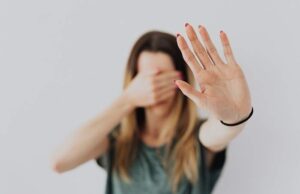 Cum a ajuns o femeie din Vaslui să fie batjocorită de vecina sa cu un cârnat. Victima ar fi fost amanta soțului în urmă cu cinci ani