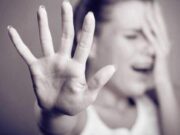 „Pleacă fără copil sau mori”. Româncă, bătută cu bestialitate și amenințată de soțul ei