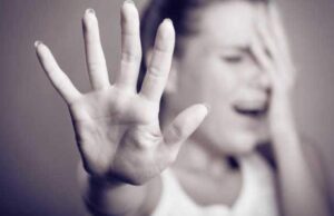 „Pleacă fără copil sau mori”. Româncă, bătută cu bestialitate și amenințată de soțul ei