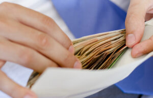 Medicul care își roagă pacienții să nu îi mai aducă „atenții”: Vă rog nu mă obligaţi să urlu pe coridoare, să vă dau afară