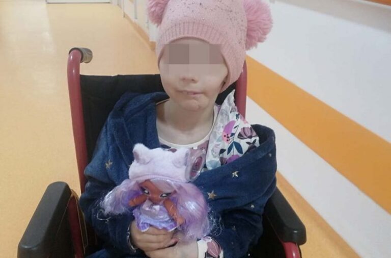 Fii Moș Nicolae pentru o fetiță de 8 ani care se luptă cu un cancer cu multiple metastaze pulmonare și osoase
