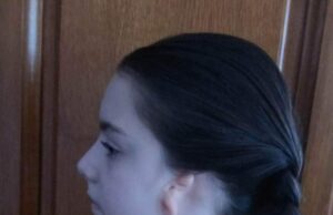 O mamă disperată îşi strigă durerea.