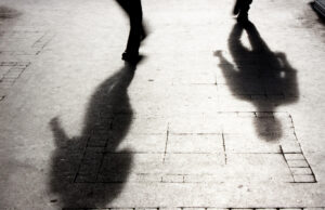 Copil de 15 ani, supus la o tortură de nedescris. A fost filmat în timp ce era agresat sexual și bătut, sub ochii altor copii