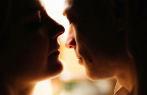 Un cuplu a întreținut relații intime în văzul tuturor chiar la fereastra unui hotel în care erau cazate mai multe vedete