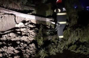 Alunecare de teren în Horezu, județul Vâlcea. Drumul spre Târgu Jiu este închis