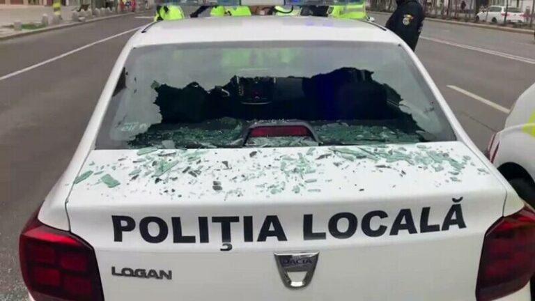 Incident șocant la Pasajul Unirii. Un bărbat a atacat cu pietre un echipaj de poliție.