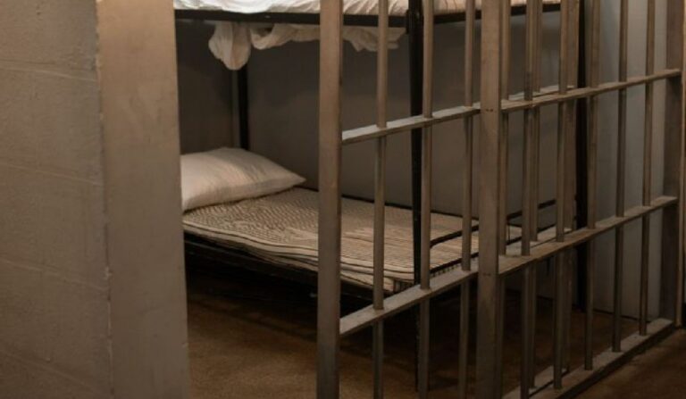 Angajat din Penitenciarul Giurgiu, prins în flagrant cu substanțe dopante pe care voia să le vândă deținuților