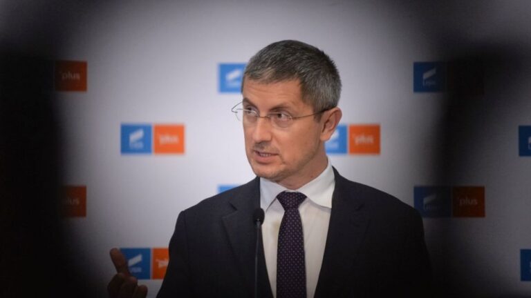 Momentul în care Dan Barna este lovit de o maşină pe trecerea de pietoni, în Bucureşti