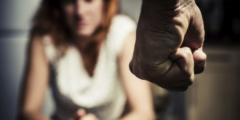 Un bărbat și-a tratat soția precum o sclavă: „Ești o proastă!”. Ce i-a obligat pe copiii acesteia să facă întrece orice imaginație