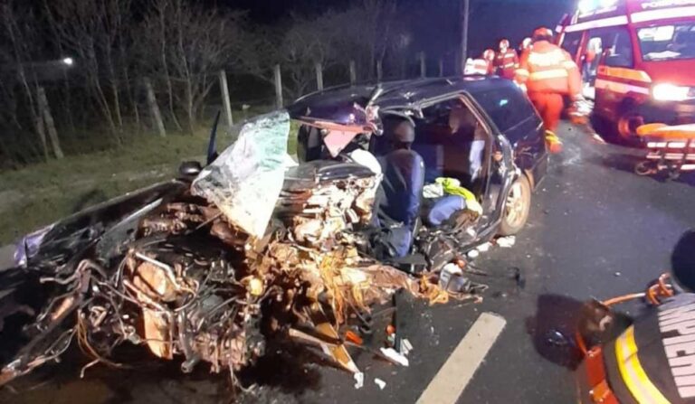 O femeie a murit, iar alta a rămas încarcerată, după un accident cumplit între patru maşini, în Floreşti, Cluj