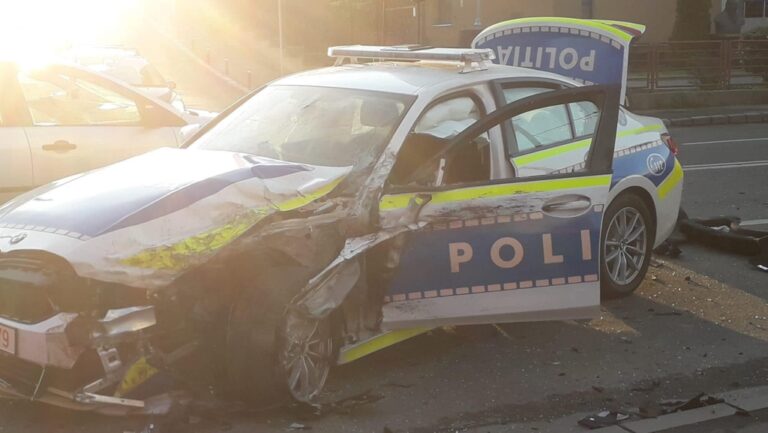 Un BMW al poliției s-a făcut praf într-un accident în Cluj-Napoca. Șase persoane au fost rănite