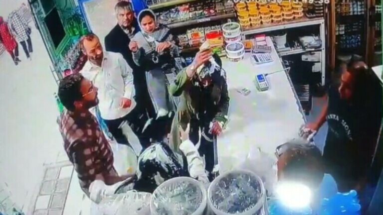De ce au fost arestate două femei, după ce au fost atacate cu o găleată de iaurt de către un bărbat