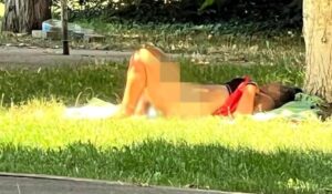 femeie-relaxat-dezbracata-parc-arad-plaja-nudisti-trecatori-socati-sunat-politie-853485