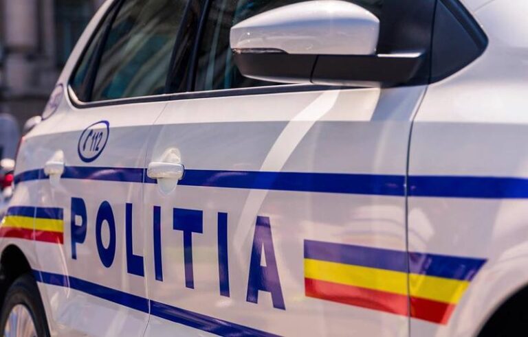 Răzbunare cruntă a unui român! După ce a băut cu vecinul, i-a distrus casa şi maşina cu un buldoexcavator pentru că i-ar fi făcut avansuri soţiei