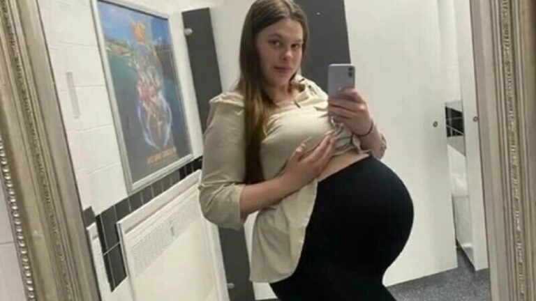 O femeie a născut bebelușul uriaș. Deși asistentele au spus că micuțul va cântări 4,5 kg, acesta a avut o greutate uluitoare