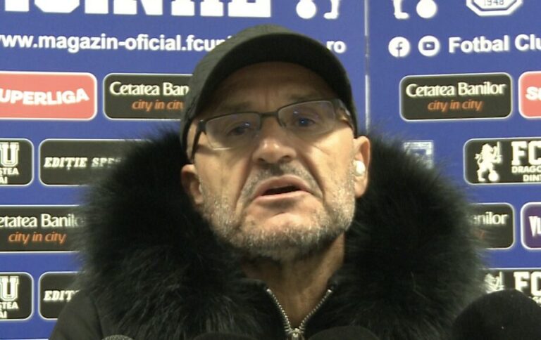 Adrian Mititelu urlă în microfoane de furie din cauza lui Mihai Rotaru și a unui banner obscen pus de galeria Universității Craiova! „Niște nenorociți îmi înjură familia în halul ăsta!”. Ce scria în mesajul care l-a făcut să explodeze