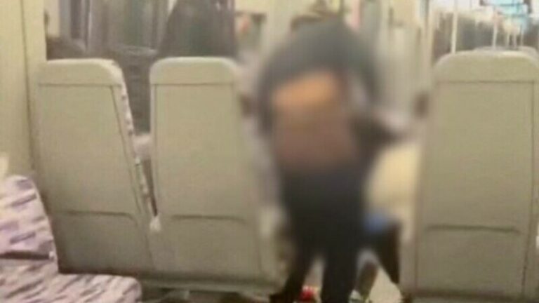 Scene șocante într-un tren. O femeie a ajuns la spital după ce a fost bătută cu bestialitate de alte două