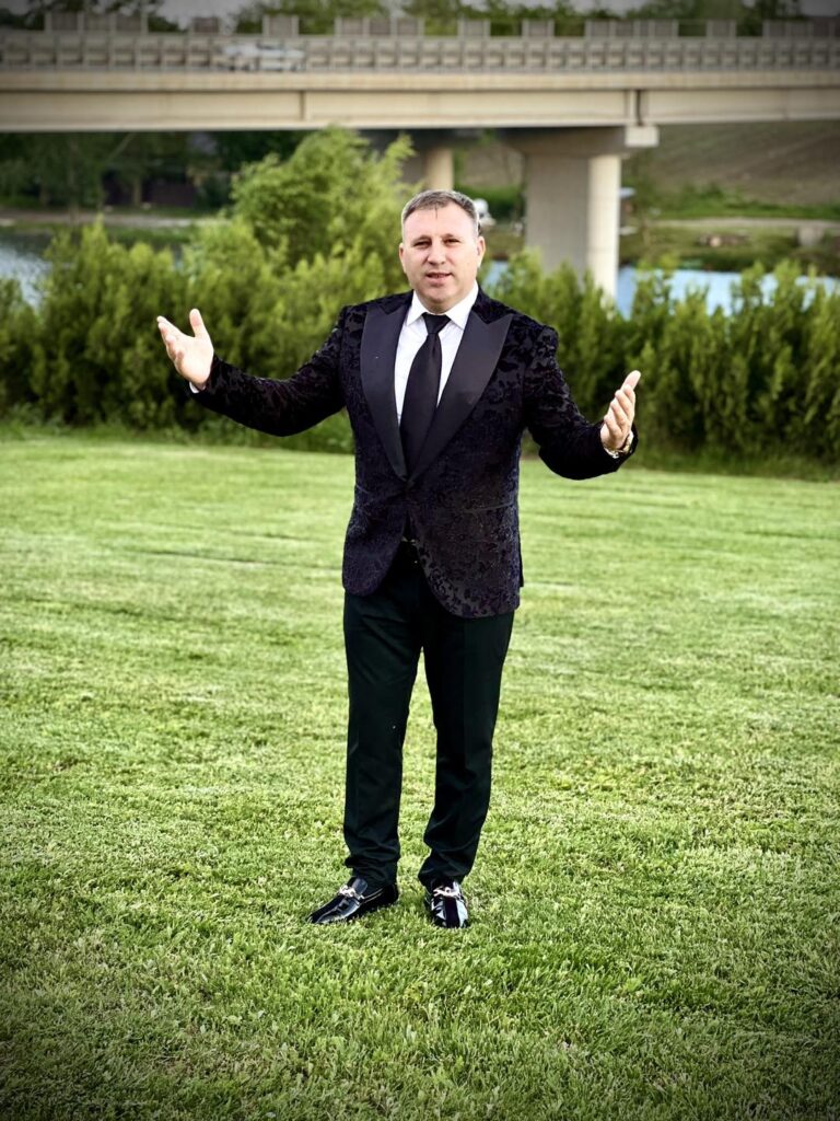 „Pentru hârtii îți dai sănătatea ” Este cel mai nou videoclip semnat Cornel Cojocaru