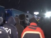 Trafic blocat complet pe DN2, în Afumați, lângă București: Transportatorii și fermierii și-au părăsit mașinile și protestează la pas