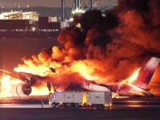 Un avion a luat foc în aeroportul din Tokyo, cu 379 de pasageri la bord. A intrat în coliziune cu o altă aeronavă / FOTO
