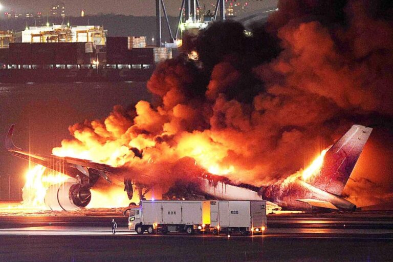 Un avion a luat foc în aeroportul din Tokyo, cu 379 de pasageri la bord. A intrat în coliziune cu o altă aeronavă / FOTO