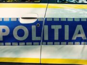 Adolescentă bătută de mai multe fete, pe o stradă intens circulată din Baia Mare. În loc să o salveze, martorii au filmat agresiunea