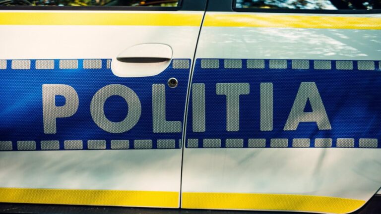 Adolescentă bătută de mai multe fete, pe o stradă intens circulată din Baia Mare. În loc să o salveze, martorii au filmat agresiunea