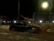 Un şofer „a zburat” cu maşina prin mijlocul unui sens giratoriu, din Caraş-Severin