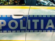 Polițist lăsat fără pistol, baston telescopic și spray-ul paralizant, în timpul unei intervenții