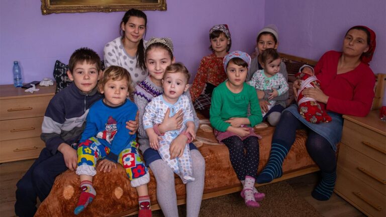 Georgiana Văcaru a rămas însărcinată an de an și în prezent are cea mai numeroasă familie din România. Ireal câți copii a născut până acum –»