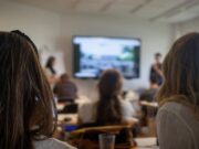 O profesoară din București nu vrea intrare comună cu elevii, în școli: „Suntem categorii sociale diferite”